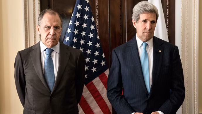 Ngoại trưởng Mỹ John Kerry (phải) và Ngoại trưởng Nga Sergei Lavrov. Ngoại trưởng Mỹ John Kerry (phải) và Ngoại trưởng Nga Sergei Lavrov.