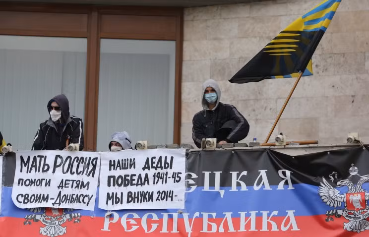 Người biểu tình ủng hộ Nga tại trụ sở chính quyền thành phố Donetsk. Người biểu tình ủng hộ Nga tại trụ sở chính quyền thành phố Donetsk.