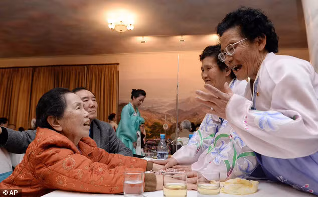 Lee Oh-hwan, trái, 85 tuổi, đoàn tụ với gia đình ở Triều Tiên.