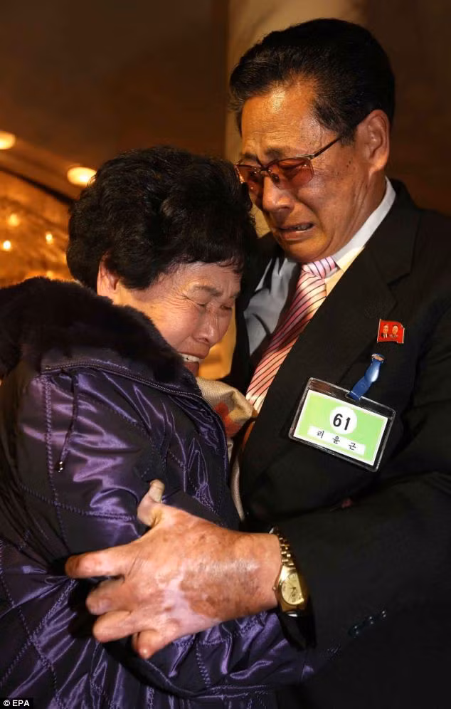 Lee Son-hyang, 88 tuổi, (trái) và người em trai sống ở Triều Tiên Lee Yoon Geun, 72 tuổi.