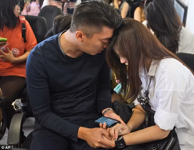 Nhiều thân nhân của các hành khách mất tích đã khóc trong lúc chờ đợi.