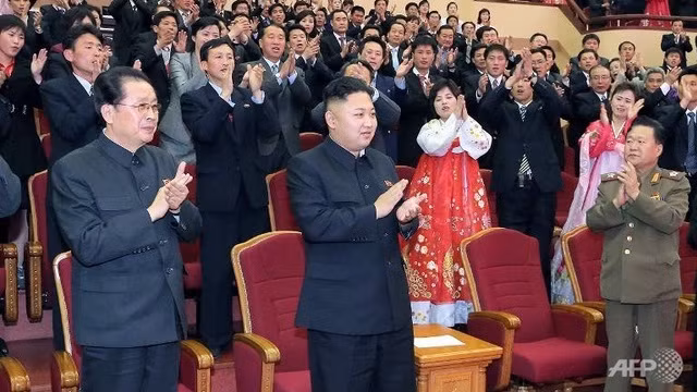 Jang Song-thaek (trái) và nhà lãnh đạo Triều Tiên Kim Jong-un (giữa)