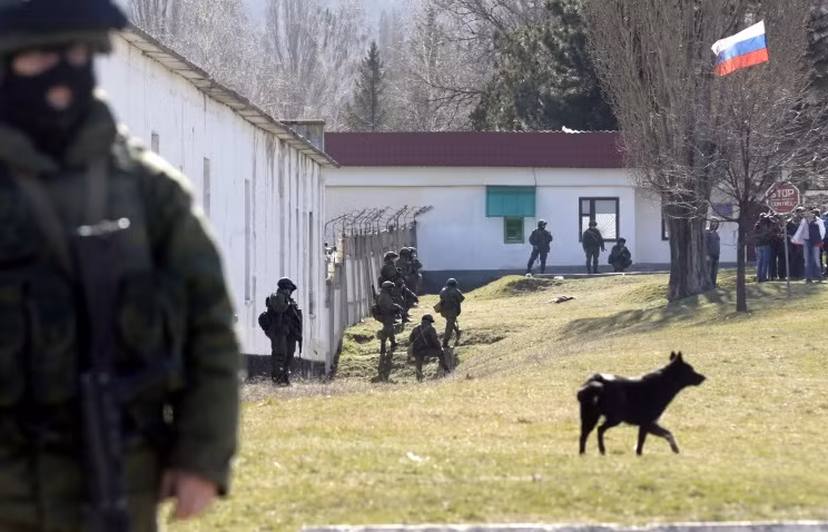 Lực lượng Nga bao vây căn cứ quân sự của Ukraine tại Crimea.