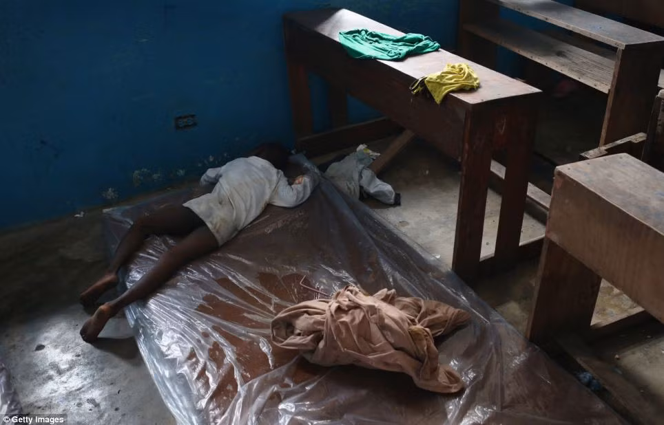Một em bé nghi nhiễm Ebola nằm ngủ trong trung tâm cách ly. Một em bé nghi nhiễm Ebola nằm ngủ trong trung tâm cách ly.