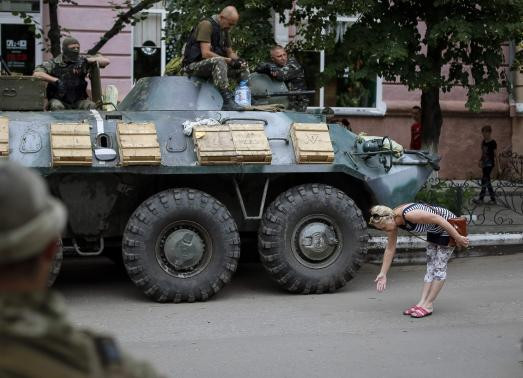 Lực lượng vũ trang Ukraine tham gia chiến dịch chống khủng bố ở miền Đông.