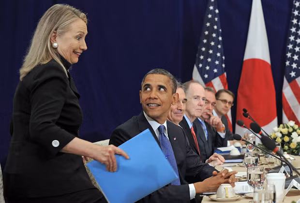 Cựu Ngoại trưởng Mỹ đang cố gắng tỏ ra khác biệt với ông Obama.