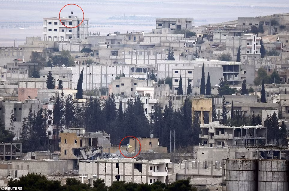 Cờ đen của khủng bố IS và cờ trắng của người Kurd tại Kobani được nhìn thấy từ Thổ Nhĩ Kỳ. Cờ đen của khủng bố IS và cờ trắng của người Kurd tại Kobani được nhìn thấy từ Thổ Nhĩ Kỳ.
