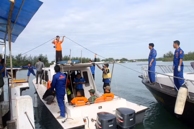 Lực lượng cứu hộ Indonesia tiếp tục tìm kiếm vào ngày 29/12.