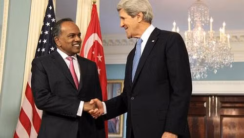 Ngoại trưởng Mỹ John Kerry (phải) và Ngoại trưởng Singapore K. Shanmugam