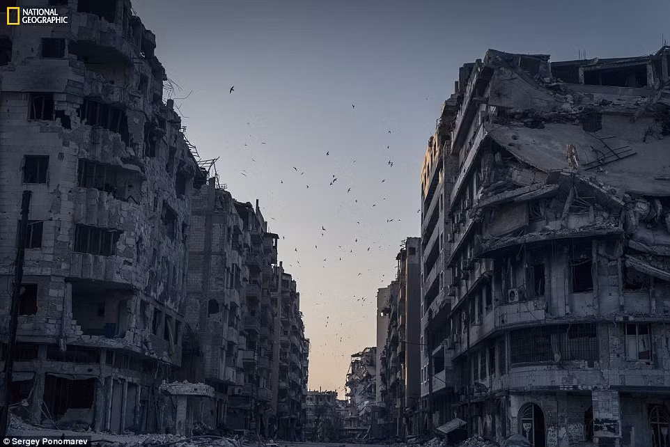 Những ngôi nhà bị phá hủy bởi xung đột ở Homs, Syria. Những ngôi nhà bị phá hủy bởi xung đột ở Homs, Syria.