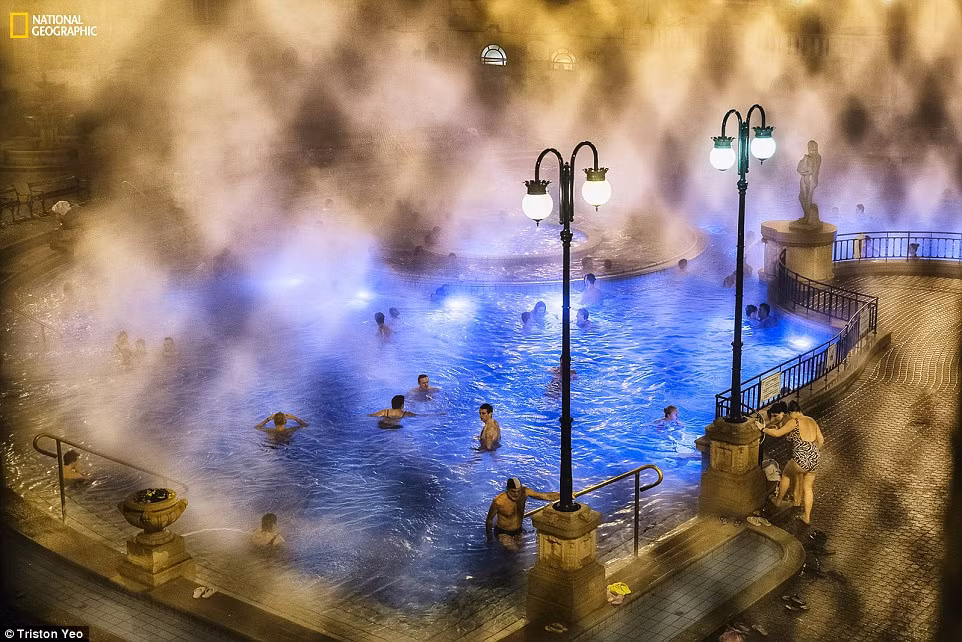 Một hình ảnh siêu thực và huyền bí ở một bể bơi ngoài trời tại Budapest vào mùa đông. Một hình ảnh siêu thực và huyền bí ở một bể bơi ngoài trời tại Budapest vào mùa đông.