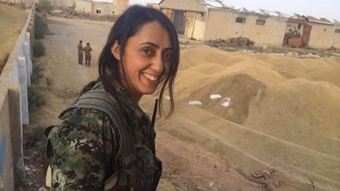 Nữ chiến binh người Kurd trẻ tuổi chiến đấu chống lại lực lượng IS ở biên giới Syria-Iraq. Nữ chiến binh người Kurd trẻ tuổi chiến đấu chống lại lực lượng IS ở biên giới Syria-Iraq.
