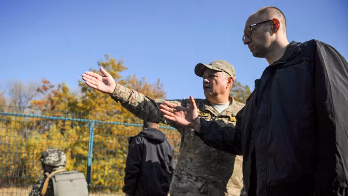 Thủ tướng Ukraine Arseny Yatsenuk (phải) khảo sát tiến độ thực hiện dự án "Bức tường" trên biên giới với Nga.
