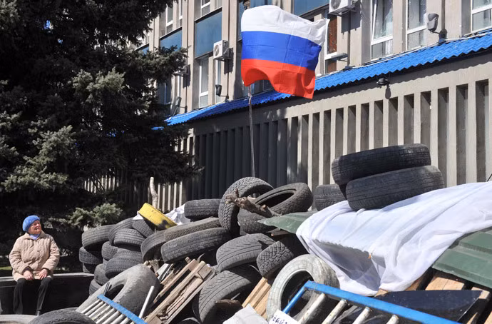 Cờ Nga được cắm bên ngoài trụ sở lực lượng an ninh tại Luhansk. Cờ Nga được cắm bên ngoài trụ sở lực lượng an ninh tại Luhansk.