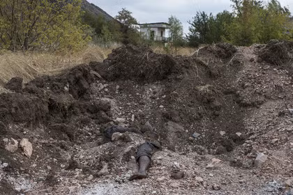 Một thi thể được tìm thấy trong ngôi mộ tập thể gần Donetsk. Một thi thể được tìm thấy trong ngôi mộ tập thể gần Donetsk.
