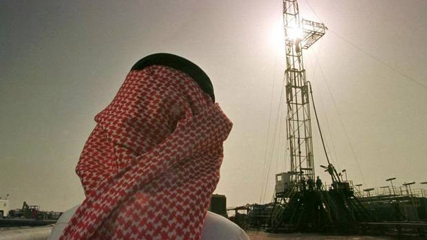 Một quan chức của công ty dầu khí Aramco tại một giàn khoan ở mỏ dầu al-Howta gần Howta, Ả Rập Saudi. Một quan chức của công ty dầu khí Aramco tại một giàn khoan ở mỏ dầu al-Howta gần Howta, Ả Rập Saudi.