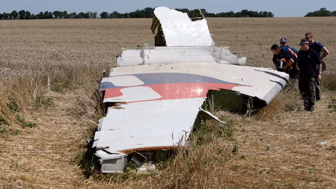 Một mảnh vỡ từ chiếc MH17 gặp nạn tại Ukraine. Một mảnh vỡ từ chiếc MH17 gặp nạn tại Ukraine.