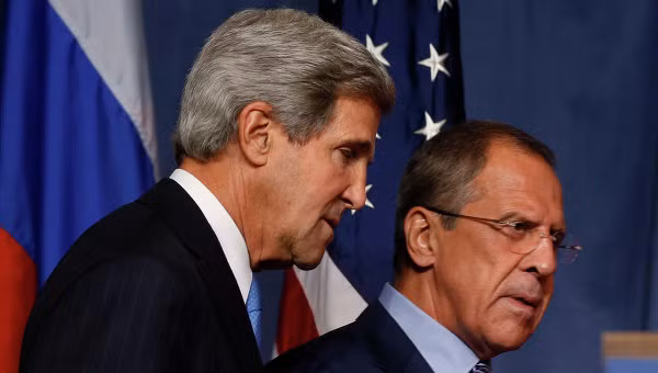 Bộ trưởng Ngoại giao Nga Sergei Lavrov (phải) và người đồng cấp Mỹ John Kerry.