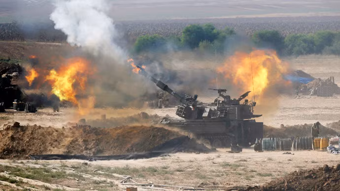 Quân đội Israel pháo kích về phía Gaza.