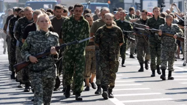 Tù binh là các binh sĩ Ukraine được lực lượng ly khai đưa đi diễu hành trên đường phố. Tù binh là các binh sĩ Ukraine được lực lượng ly khai đưa đi diễu hành trên đường phố.