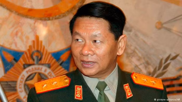 Bộ trưởng Quốc phòng Lào Douangchay Phichit