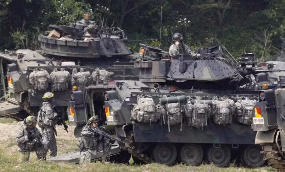 Lính Mỹ bên cạnh xe bọc thép M2A2 Bradley