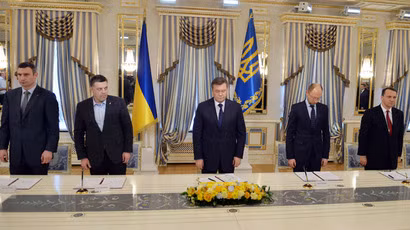 Tổng thống Ukraina (giữa) trong cuộc đàm phán thông qua thỏa thuận dưới sự hỗ trợ của các nhà ngoại giao EU. Tổng thống Ukraina (giữa) trong cuộc đàm phán thông qua thỏa thuận dưới sự hỗ trợ của các nhà ngoại giao EU.