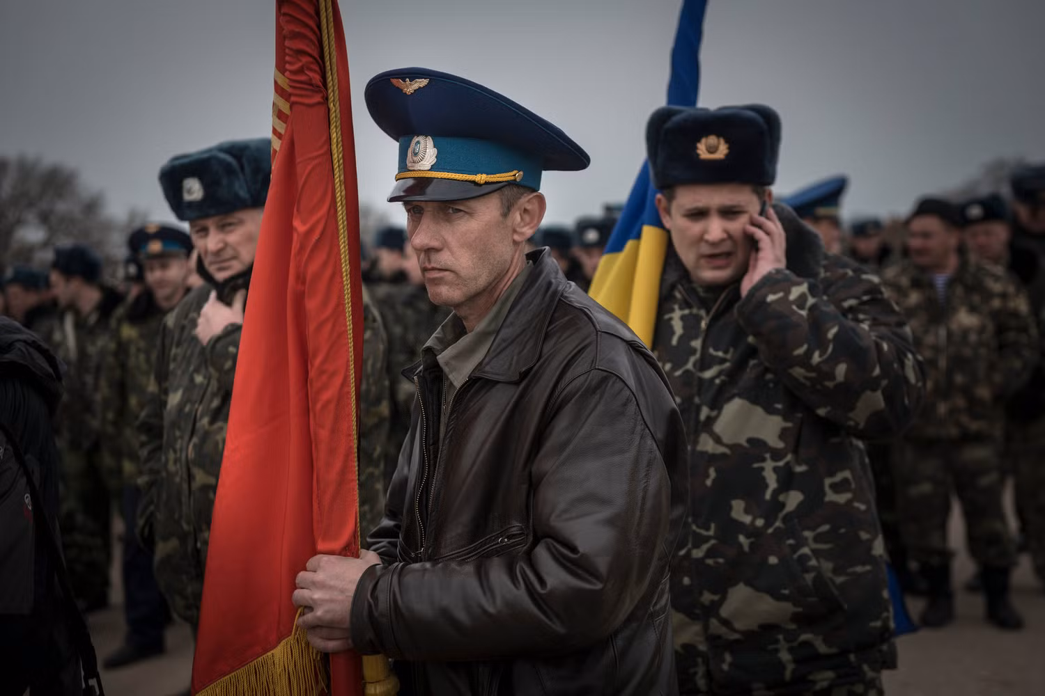 Quân nhân Ukraine đòi lại căn cứ từ những tay súng có vũ trang nhưng không thành.