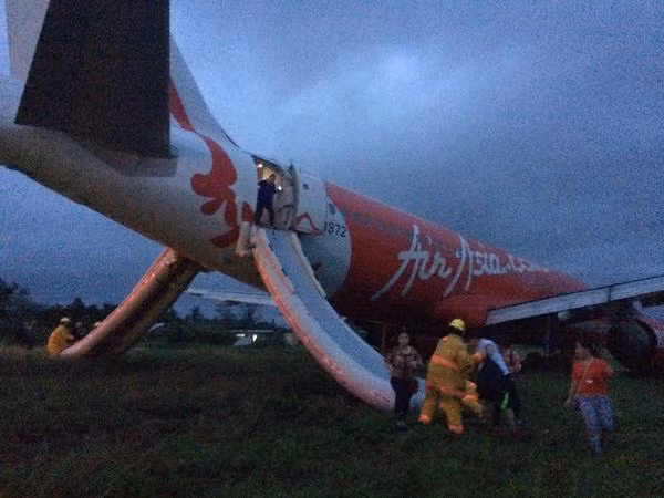 Hình ảnh chiếc máy bay của AirAsia trượt khỏi đường băng tại Philippines hôm 30.12.
