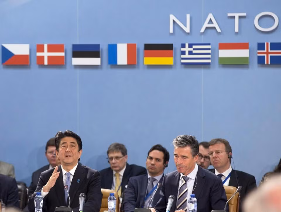 Thủ tướng Nhật Bản Shinzo Abe (trái) tại trụ sở NATO.