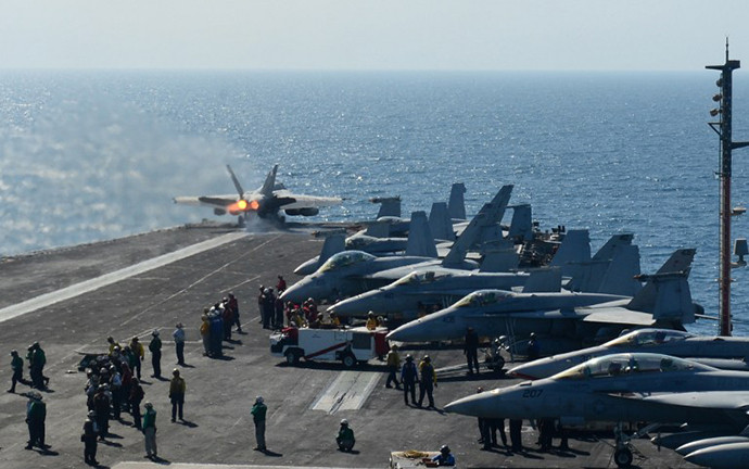 F/A18C Hornet cất cánh từ tàu sân bay USS George H.W. Bush neo tại Vịnh Ba Tư ngày 17/6/2014. F/A18C Hornet cất cánh từ tàu sân bay USS George H.W. Bush neo tại Vịnh Ba Tư ngày 17/6/2014.