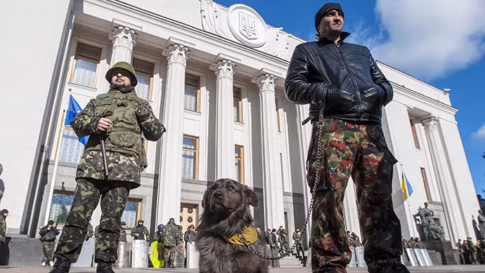 Lực lượng tự vệ Maidan bảo vệ tòa nhà tại Kiev.