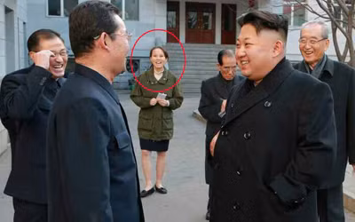 Kim Yo-jong tháp tùng anh trai trong chuyến thăm xưởng phim hoạt hình. Kim Yo-jong tháp tùng anh trai trong chuyến thăm xưởng phim hoạt hình.