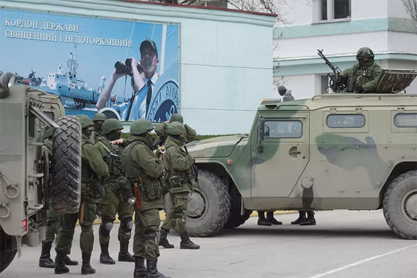 Các tay súng không phù hiệu kiểm soát Crimea.