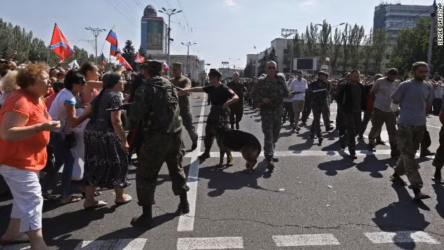 Người dân địa phương tức giận tấn công các tù binh trong cuộc diễu hành ở Donetsk. Người dân địa phương tức giận tấn công các tù binh trong cuộc diễu hành ở Donetsk.