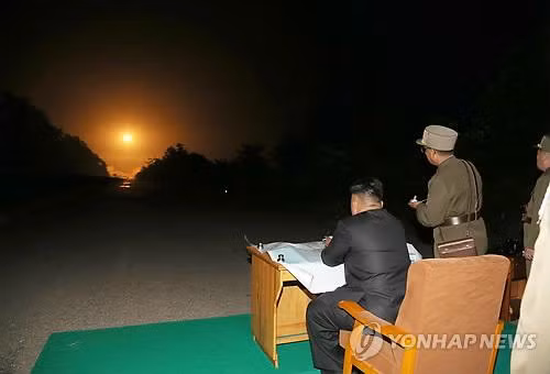 Nhà lãnh đạo Kim Jong-un tại cuộc tập trận đêm 26/7. Nhà lãnh đạo Kim Jong-un tại cuộc tập trận đêm 26/7.