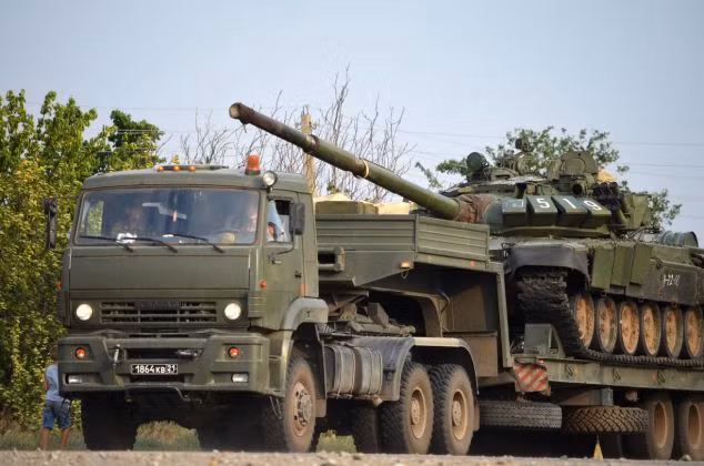 Xe tải quân sự Nga chở xe tăng tới khu vực biên giới với Ukraine. Xe tải quân sự Nga chở xe tăng tới khu vực biên giới với Ukraine.