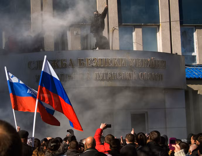 Người biểu tình Donetsk chiếm trụ sở chính quyền thành phố. Người biểu tình Donetsk chiếm trụ sở chính quyền thành phố.