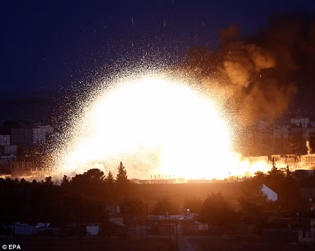 Mỹ không kích các mục tiêu IS ở Kobani để hỗ trợ người Kurd. Mỹ không kích các mục tiêu IS ở Kobani để hỗ trợ người Kurd.