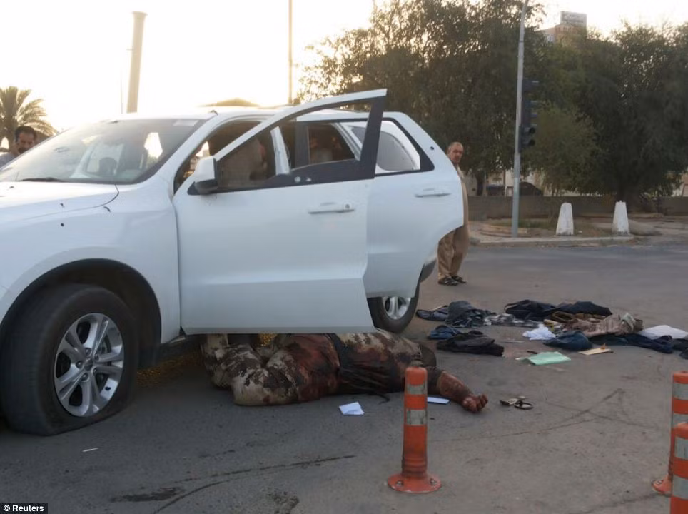 Thi thể các nhân viên an ninh Iraq bị bỏ lại trên đường phố sau trận chiến với phiến quân ISIS.