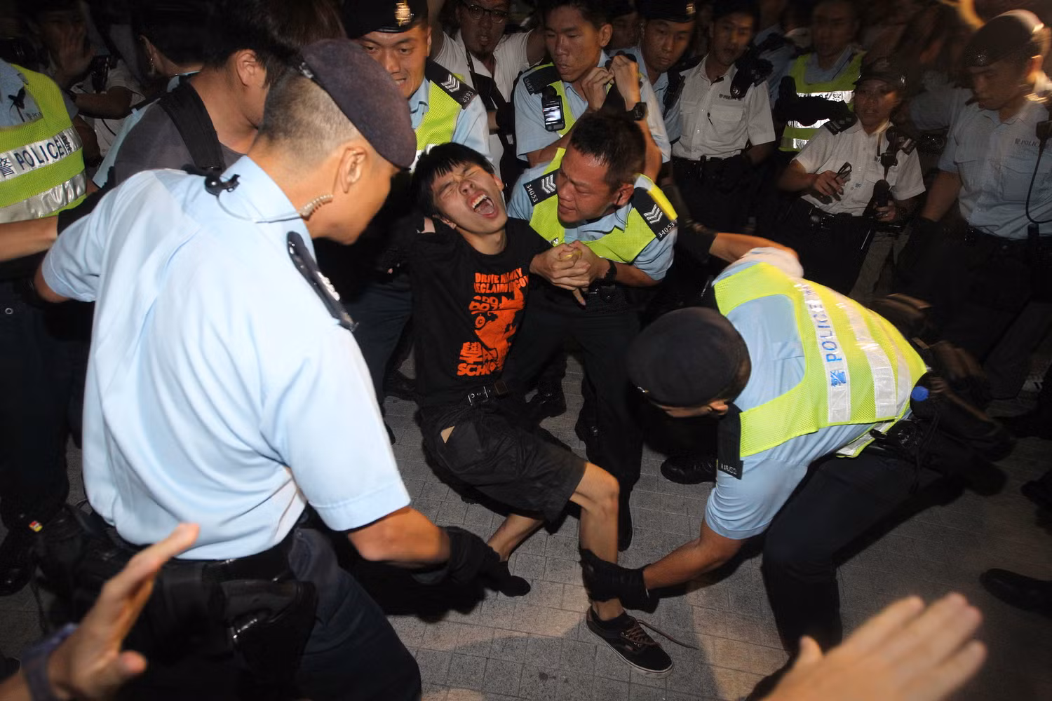Cảnh sát Hồng Kông bắt giữ người biểu tình, ảnh: SCMP. Cảnh sát Hồng Kông bắt giữ người biểu tình, ảnh: SCMP.
