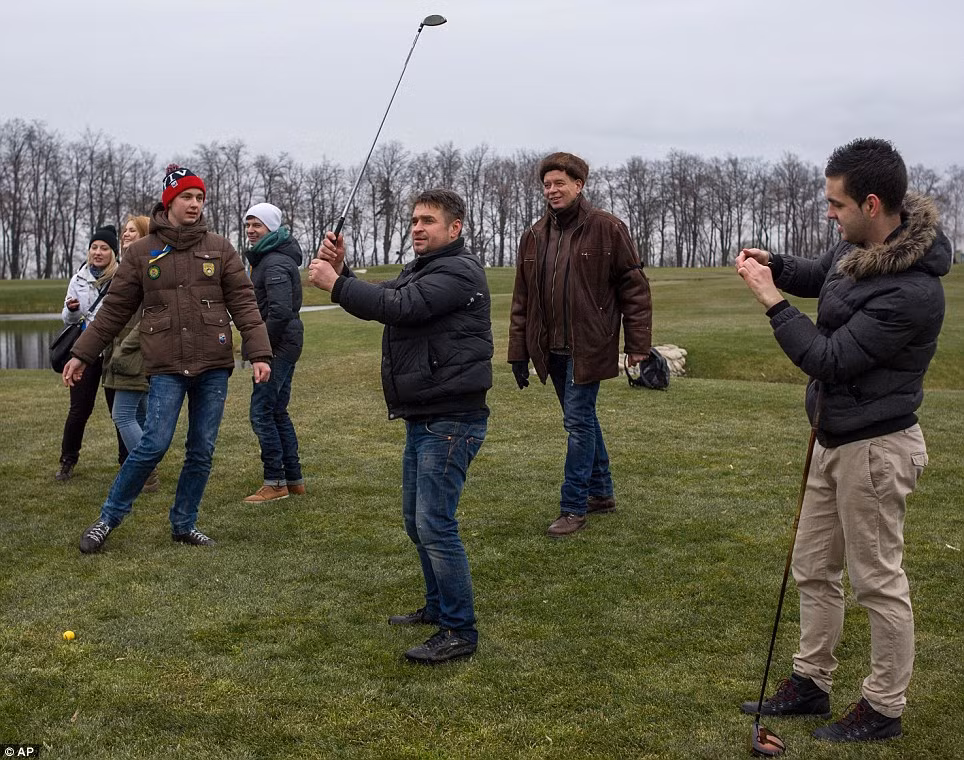 Người biểu tình thử chơi golf bên trong dinh thực riêng của ông Yanukovych.