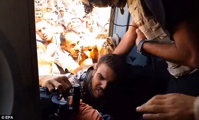Người Yazidi xô đẩy cố leo lên các máy bay cứu trợ của Mỹ. Người Yazidi xô đẩy cố leo lên các máy bay cứu trợ của Mỹ.