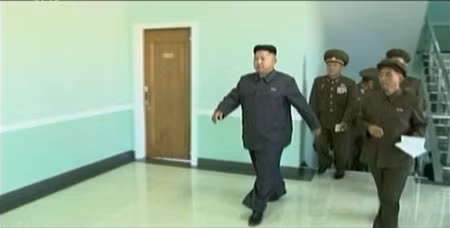 Nhà lãnh đạo Kim Jong-un với bước đi khập khiễng trong bản tin trên truyền hình quốc gia Triều Tiên phát sóng hôm 9/9. Nhà lãnh đạo Kim Jong-un với bước đi khập khiễng trong bản tin trên truyền hình quốc gia Triều Tiên phát sóng hôm 9/9.