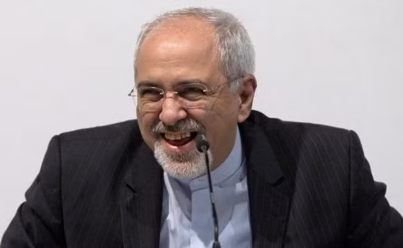 Ngoại trưởng Iran Mohammad Javad Zarif cười rạng rỡ khi công bố với báo chí về việc đạt được thỏa thuận hạt nhân bước ngoặt với phương Tây đổi lấy sự nới lỏng trừng phạt kinh tế tại Trung tâm Hội nghị quốc tế Geneva ở Geneva ngày 24 tháng 11 năm 2013 Ngoại trưởng Iran Mohammad Javad Zarif cười rạng rỡ khi công bố với báo chí về việc đạt được thỏa thuận hạt nhân bước ngoặt với phương Tây đổi lấy sự nới lỏng trừng phạt kinh tế tại Trung tâm Hội nghị quốc tế Geneva ở Geneva ngày 24 tháng 11 năm 2013