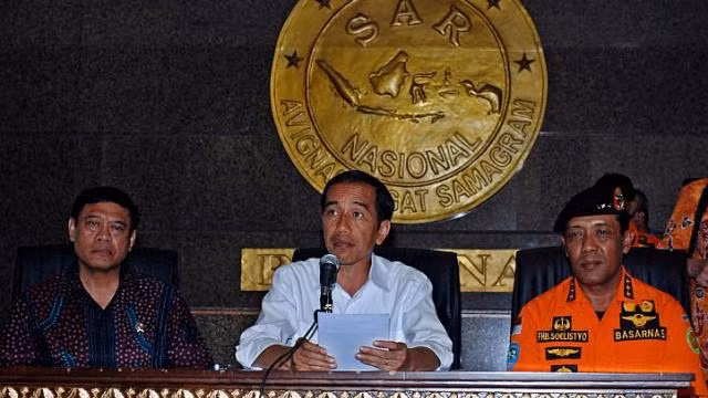 Tổng thống Indonesia Joko Widodo có mặt trực tiếp chỉ đạo công tác tìm kiếm cứu nạn tại Surabaya.