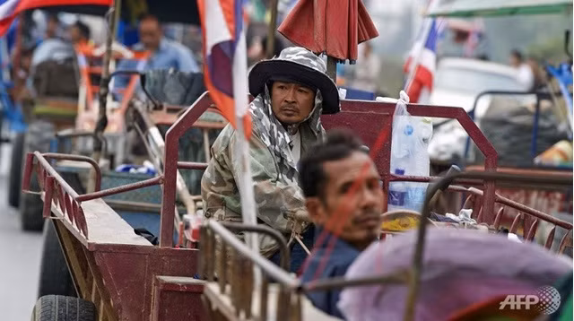 Nông dân Thái Lan lái máy kéo tới sân bay biểu tình. Nông dân Thái Lan lái máy kéo tới sân bay biểu tình.