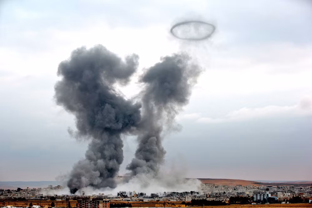 Ảnh liên minh do Mỹ dẫn đầu không kích vị trí của IS ở thị trấn chiến lược Kobani, Syria. Ảnh liên minh do Mỹ dẫn đầu không kích vị trí của IS ở thị trấn chiến lược Kobani, Syria.
