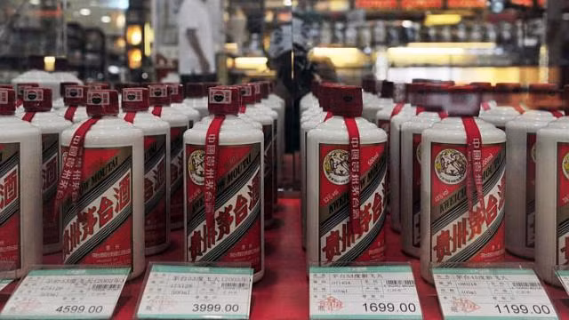 Rượu Mao Đài được đổ vào các vỏ chai rượu rẻ tiền hoặc chai nước khoáng để né lệnh cấm. Rượu Mao Đài được đổ vào các vỏ chai rượu rẻ tiền hoặc chai nước khoáng để né lệnh cấm.