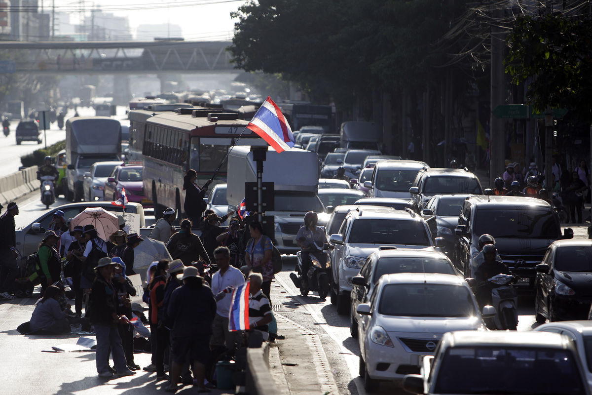 Người biểu tình chiếm các con phố chính ở Bangkok khiến giao thông bị gián đoạn. Người biểu tình chiếm các con phố chính ở Bangkok khiến giao thông bị gián đoạn.